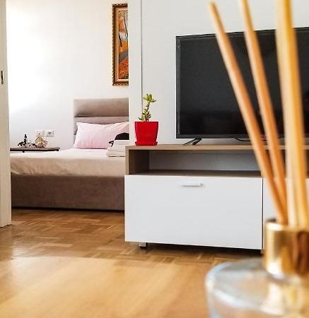 City Center Cute And Comfy Apartment - Ajia Apartments Tiranë Luaran gambar