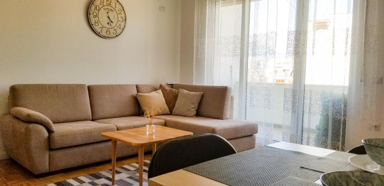 City Center Cute And Comfy Apartment - Ajia Apartments Tiranë Luaran gambar