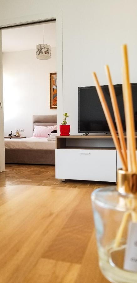 City Center Cute And Comfy Apartment - Ajia Apartments Tiranë Luaran gambar