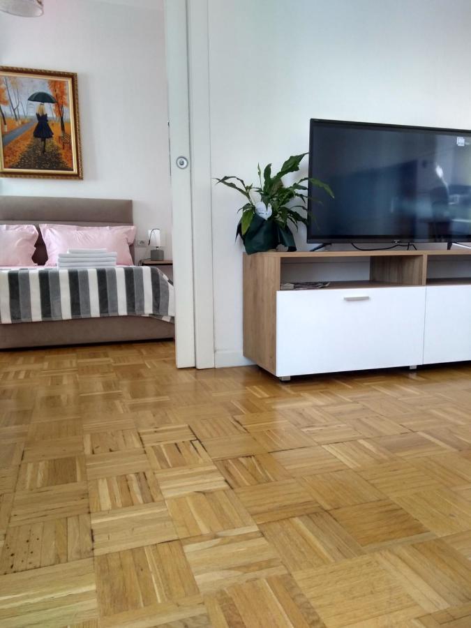 City Center Cute And Comfy Apartment - Ajia Apartments Tiranë Luaran gambar